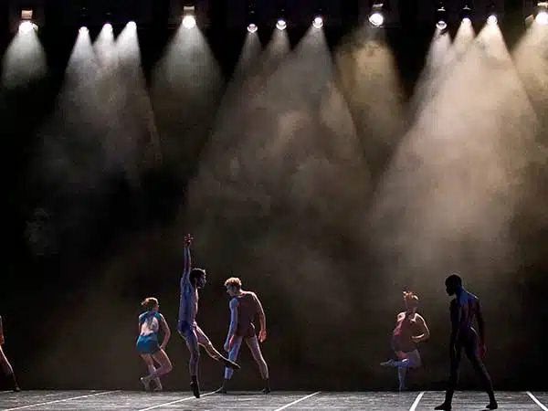 Allestimento-fari-sagomatori-per-spettacolo-in-teatro-bologna