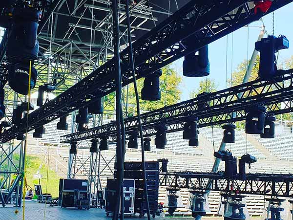 Installazione-appendimenti-di-luci-per-palchi-imola