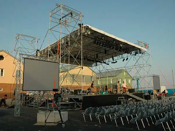 Strumento-con-intelaiatura-rettangolare-che-permette-il-passaggio-di-cavi